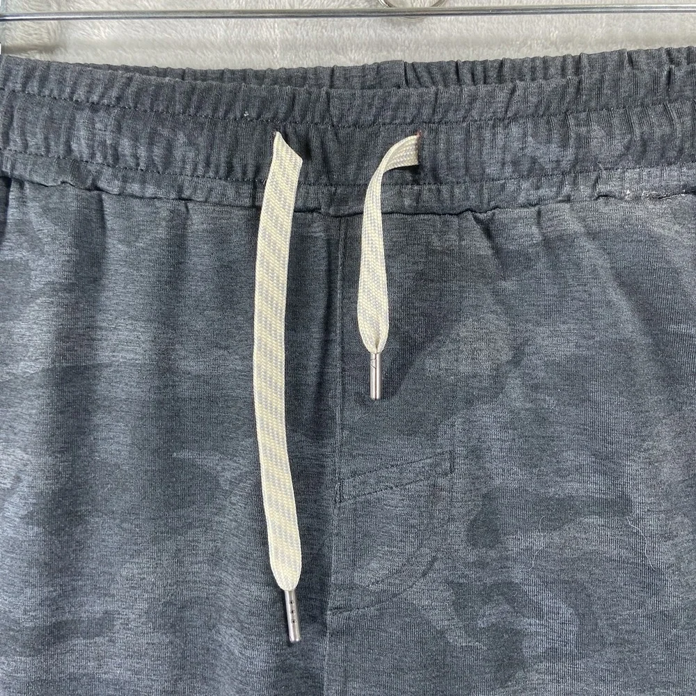 Vuori Pants mens Small 29x29 Sunday Performance Jogger Camo AOP Athletic Tapered